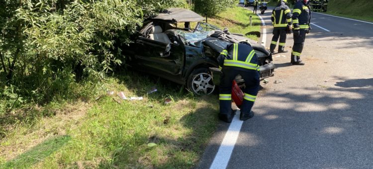 Schwerer Verkehrsunfall auf der Hansberg Landesstraße